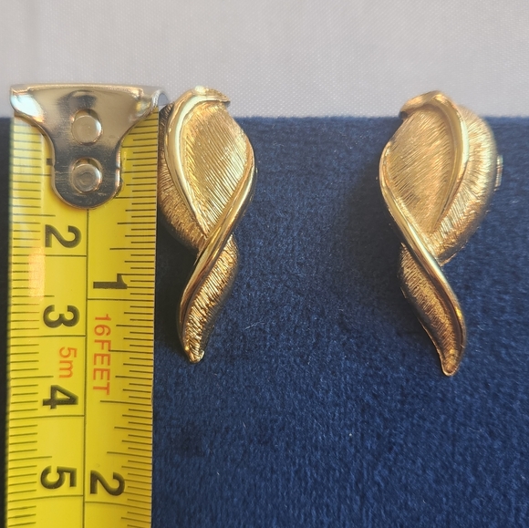 Vintage MONET Brushed Gold Tone Twisted Leaf Feather Clip On Earrings 1.25" - Picture 2 of 6